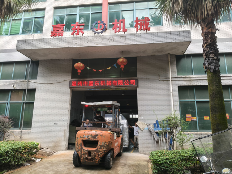 爱体育（中国官网）集团科技有限公司定制铝箔压纹分切一体机